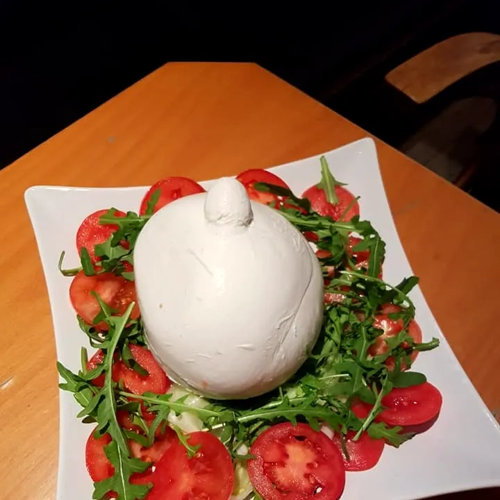 Burrata auf Tomaten und Rucola