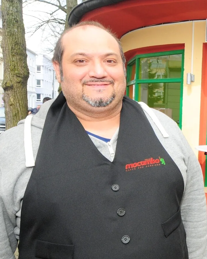 Manuel, der Inhaber, lächelt vor seinem Pavillon